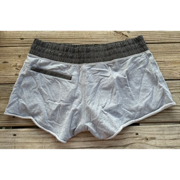 Lululemon Blissed Out Short II Gray Lightweight Stretch Short Inseam Sz 8 - Picture 6 of 8